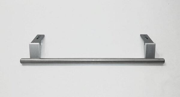 Rankena šaldytuvui Liebherr, 364mm atstumas tarp tvirtinimų, visas ilgis – 455mm, sidabrinė-plieninė, alternatyva Šaldytuvų durų rankenėlės kameros durelės