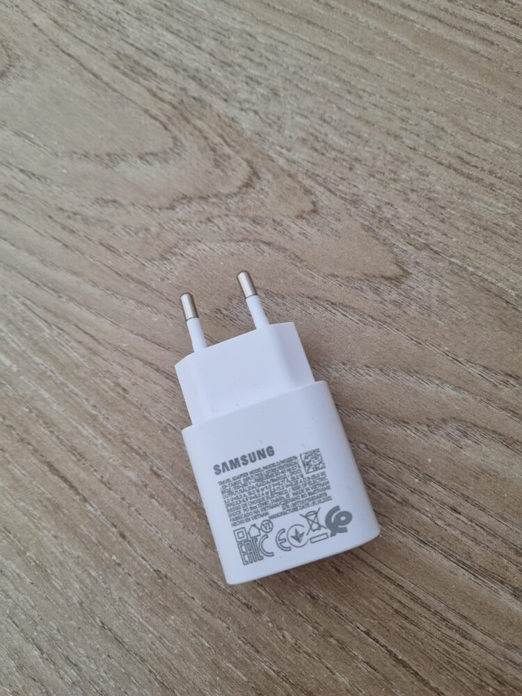 Telefono SAMSUNG pakrovėjas. SAMSUNG FAST CHARGER EP-TA800N (WITHOUT CABLE), WHITE Telefonų, video kamerų akumuliatoriai dėkliukai apsaugiai stiklai ir kt dalys