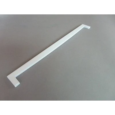 Priekinis lentynėlės laikiklis BEKO, BLOMBERG, HANSA, AMICA, išorė – 47,5cm, vidus (lentynos plotis) – 44,5cm orig. Buitinių šaldytuvų laikikliai, stalčiai, lentynos ir kitos plastmasinės detalės