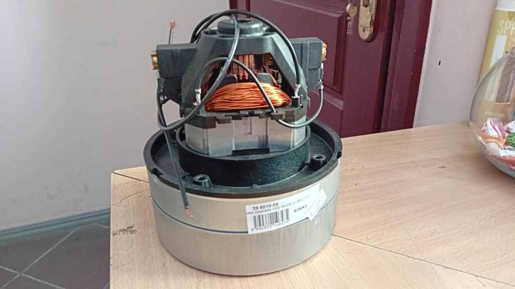 Dulkių siurblio variklis 1000W, MIELE, HOOVER, PACVAC, VALET, FILTER QUEEN, UNIVERSALUS, 2 sparnuotės, Ø143mm, 147mm aukštis, AMETEK Dulkių siurblių varikliai akumuliatoriai baterijos pakrovėjai
