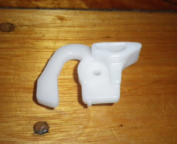 SHARP šaldytuvo viršutinių dešinių durų skląstis. Buitinių šaldytuvų laikikliai, stalčiai, lentynos ir kitos plastmasinės detalės