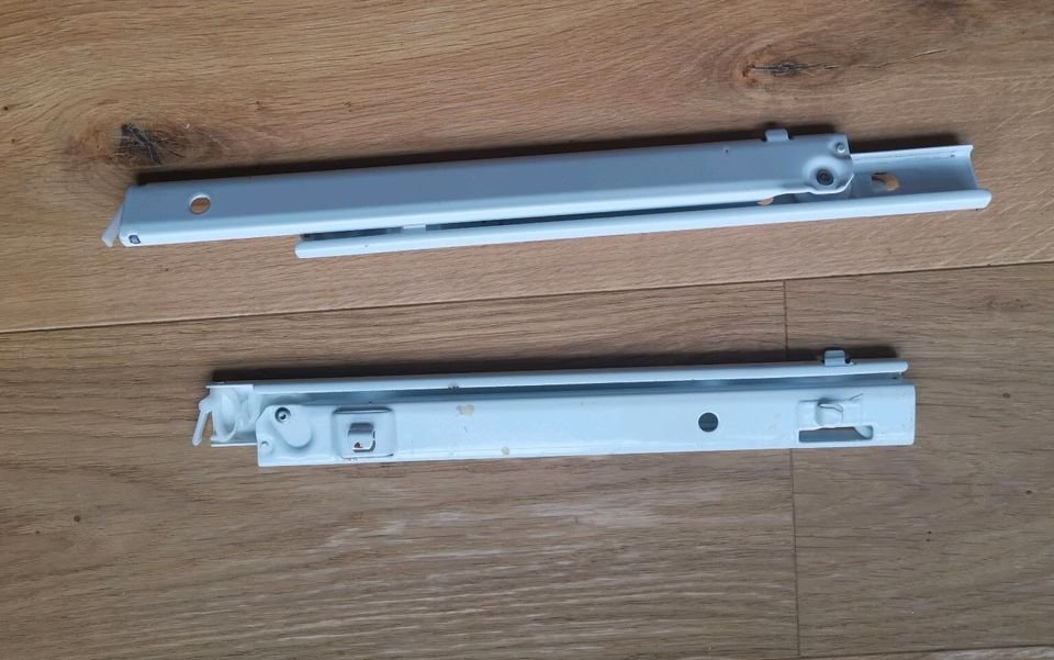 Šaldytuvo BOSCH/SIEMENS apatinių bėgelių komplektas 2vnt.orig Šaldytuvo BOSCH/SIEMENS apatinių bėgelių komplektas 2vnt.orig Buitinių šaldytuvų laikikliai, stalčiai, lentynos ir kitos plastmasinės detalės