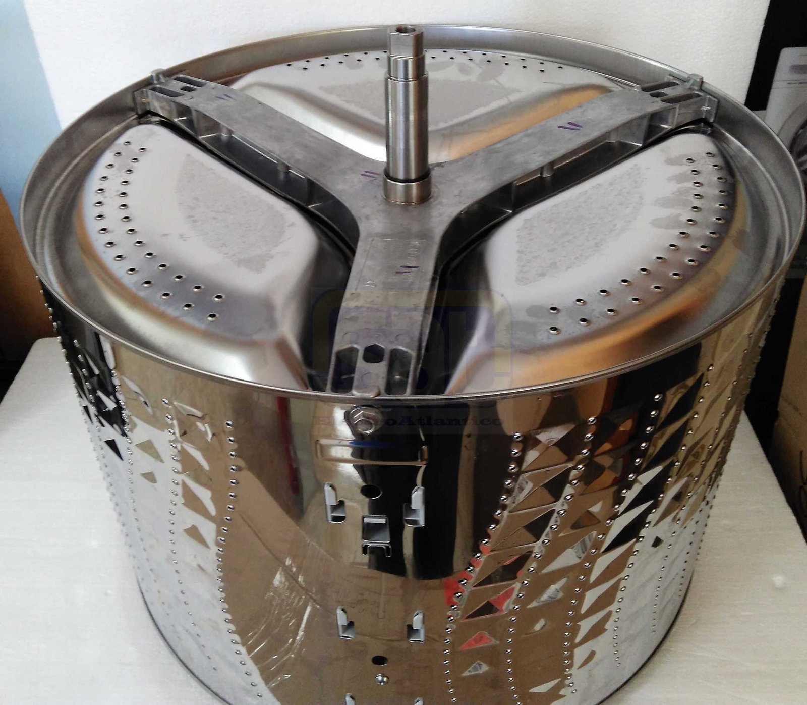 Washing machines SAMSUNG drum in the kit. Bearings 6205 and 6206 and 35X65,55X10/12 gland (purchased separately), axle length – 118mm Skalbimo mašinos būgnai su ašimi bakai komplekte
