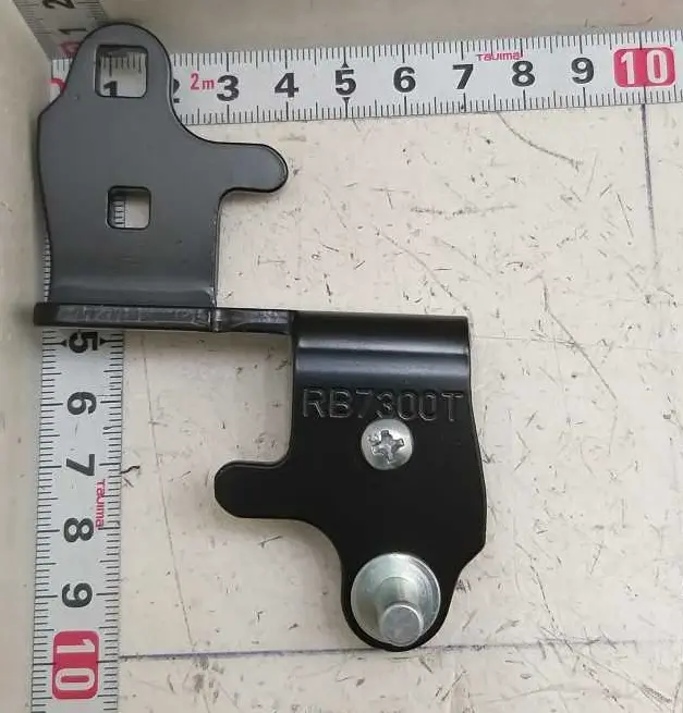 Šaldytuvo SAMSUNG apatinis durų vyris. ASSY HINGE-LOW;RB7300T,4T,BLACK Šaldytuvų durų vyriai fasado montavimo komplektai
