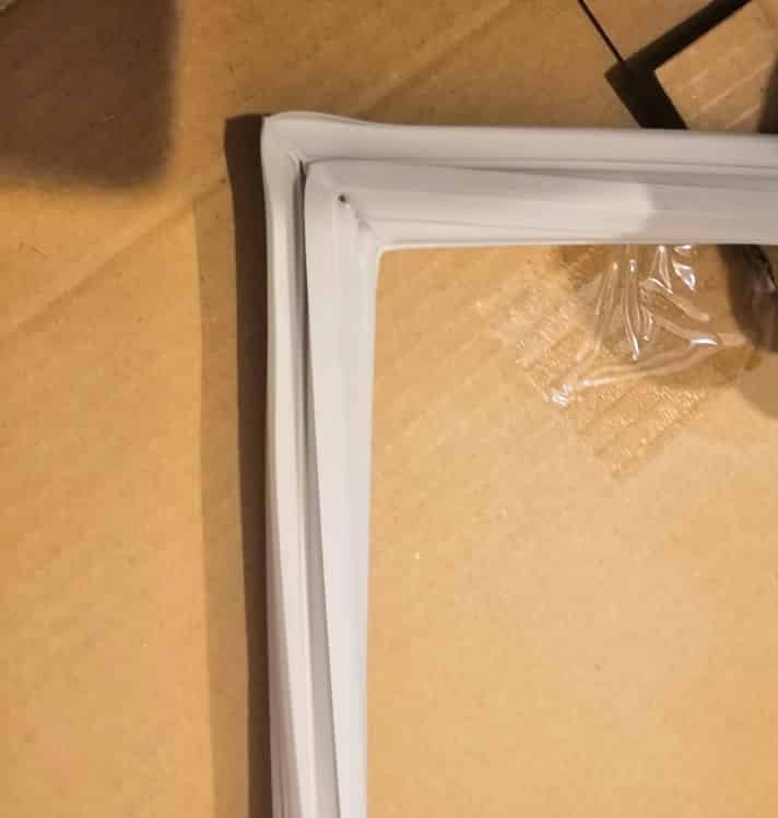 Šaldytuvo HISENSE/GORENJE viršutinė durų tarpinė ,orig. Šaldytuvų durų tarpinės ir kt