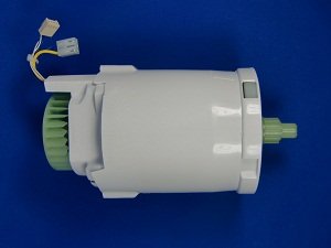 Virtuvinio kombaino DELONGHI variklis. MOTOR ASSEMBLY COMPLETE – 230V – INCLUDES NTC (WHITE COVER) Blenderių, mikserių,virtuvinių kombainų, pjaustyklių,duonkepių ir kitų aparatų dalys
