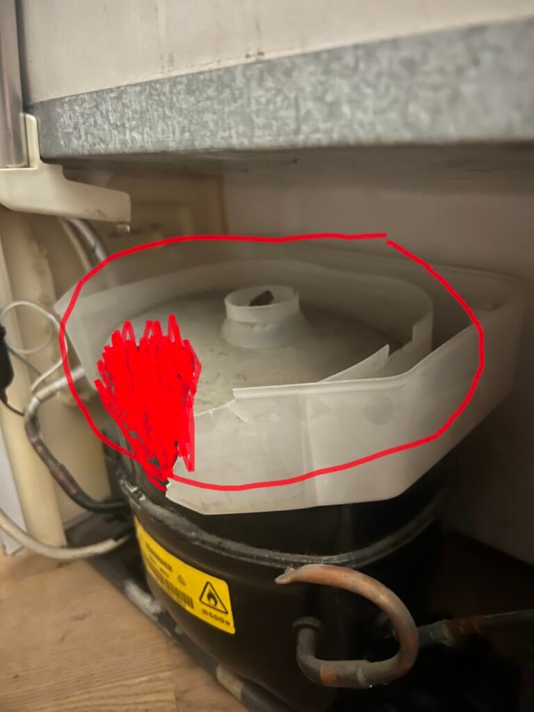 Šaldytuvo BOSCH/SIEMENS variklio gaubtas,orig. Šaldytuvų vandens filtrai,sklendės,ledukų talpos, žarnos ir kitos dalys